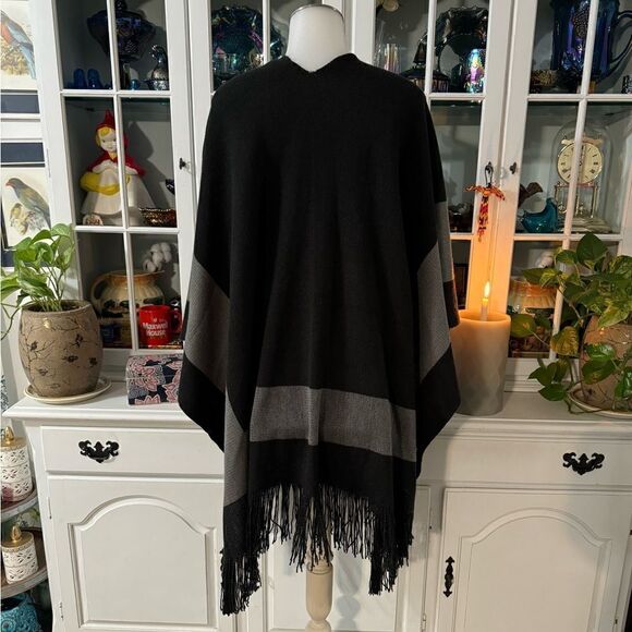 BCBGeneration Poncho Fringe Black and Gray One Size - Picture 3 of 5